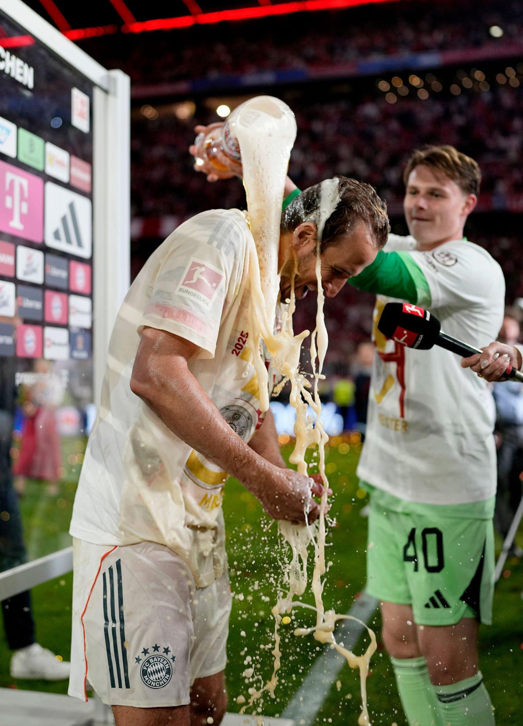 Album ảnh lễ trao chức vô địch của Bayern Munich: Muller tạm biệt người hâm mộ quê nhà với nụ cười; Kane cuối cùng cũng cầm được chiếc cúp vô địch đầu tiên