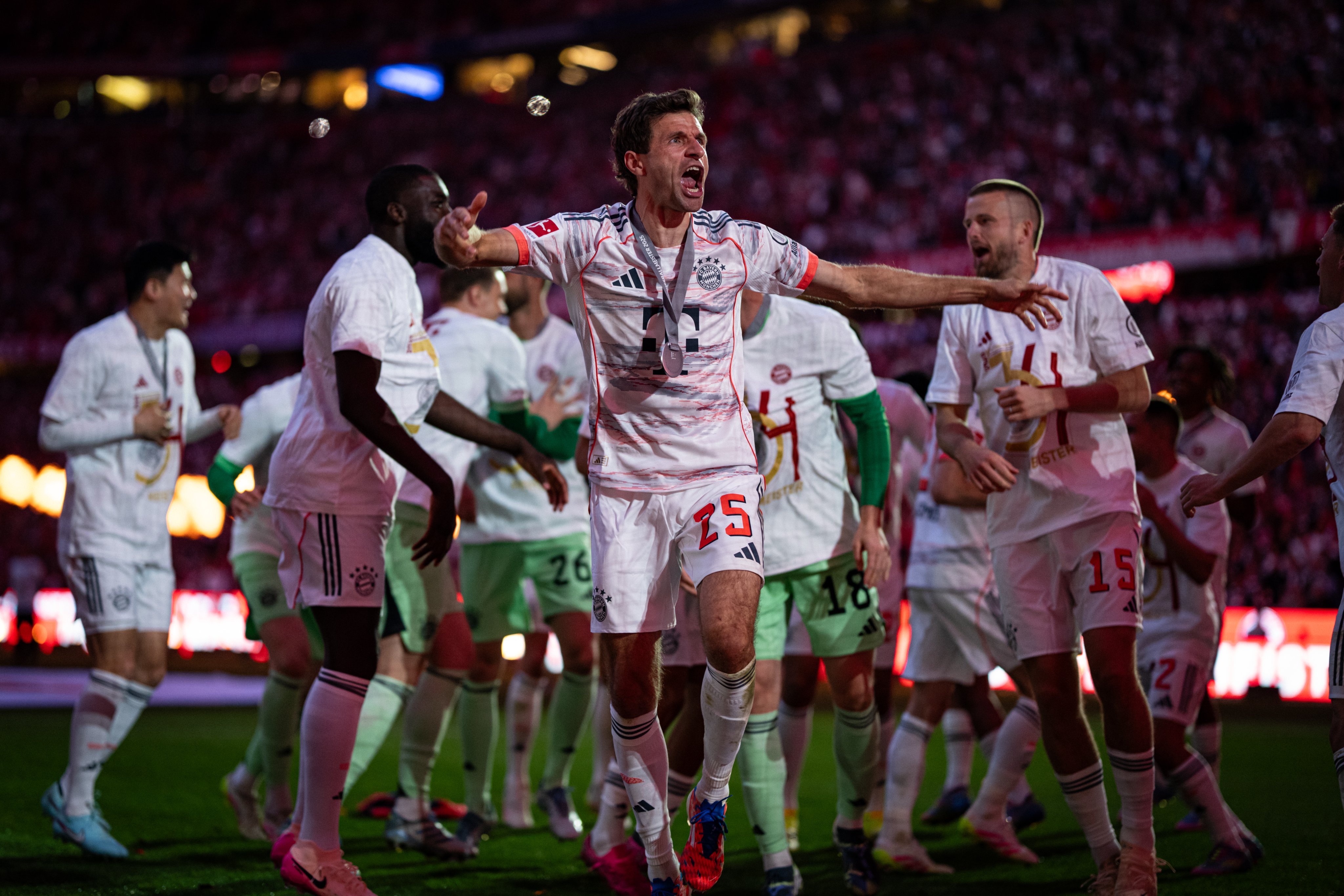 Album ảnh lễ trao chức vô địch của Bayern Munich: Muller tạm biệt người hâm mộ quê nhà với nụ cười; Kane cuối cùng cũng cầm được chiếc cúp vô địch đầu tiên