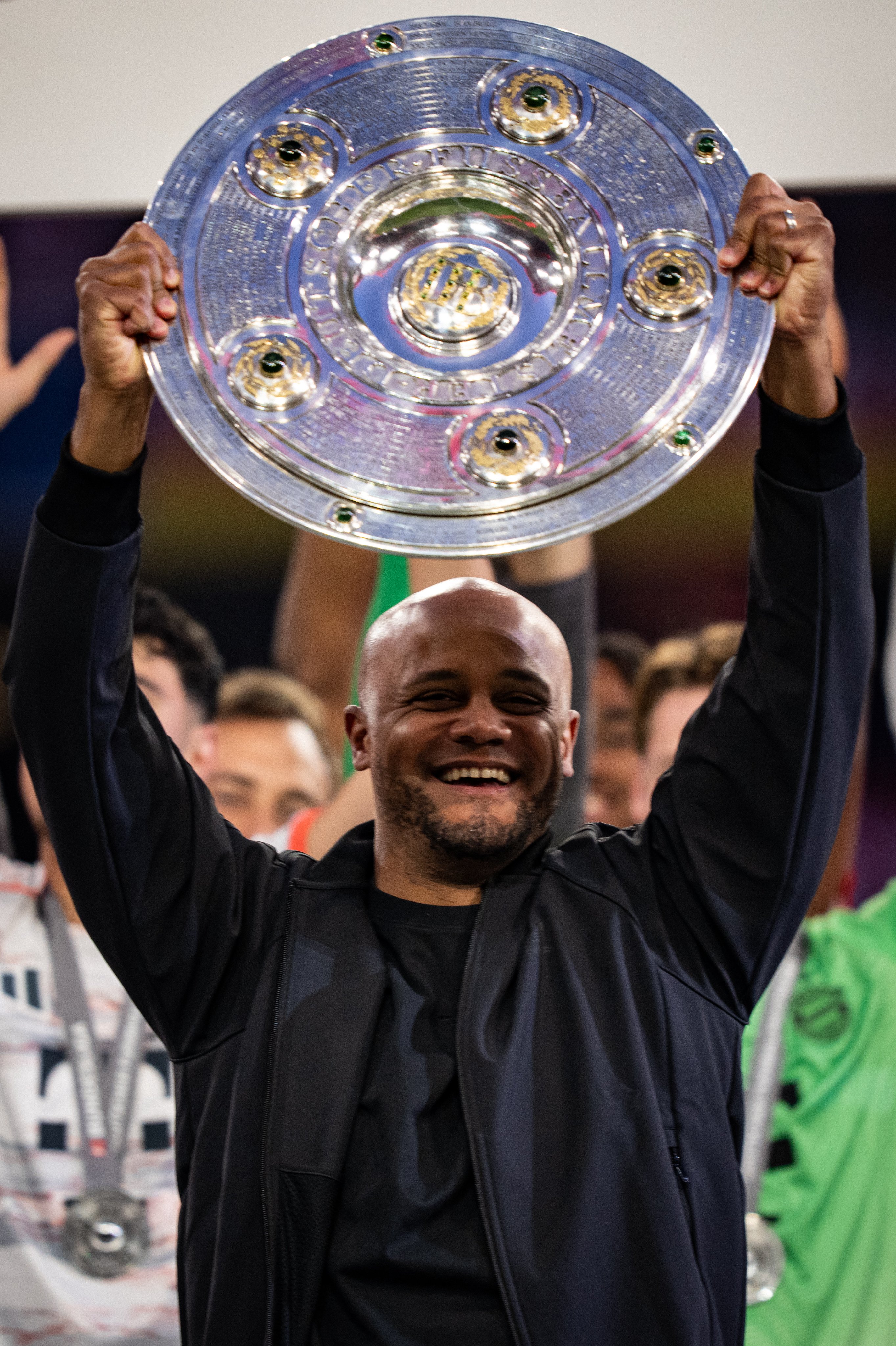Album ảnh lễ trao chức vô địch của Bayern Munich: Muller tạm biệt người hâm mộ quê nhà với nụ cười; Kane cuối cùng cũng cầm được chiếc cúp vô địch đầu tiên