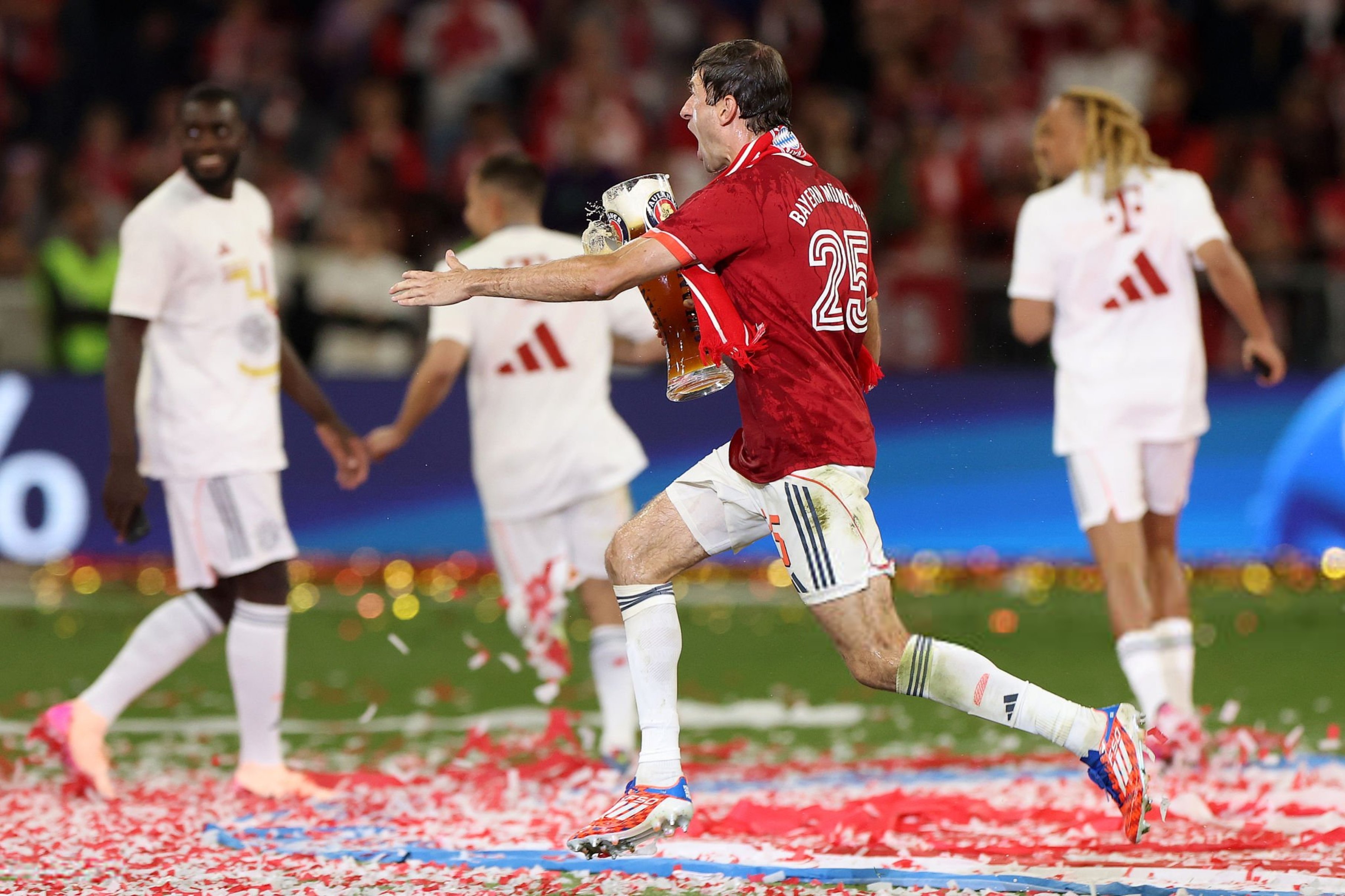 Album ảnh lễ trao chức vô địch của Bayern Munich: Muller tạm biệt người hâm mộ quê nhà với nụ cười; Kane cuối cùng cũng cầm được chiếc cúp vô địch đầu tiên