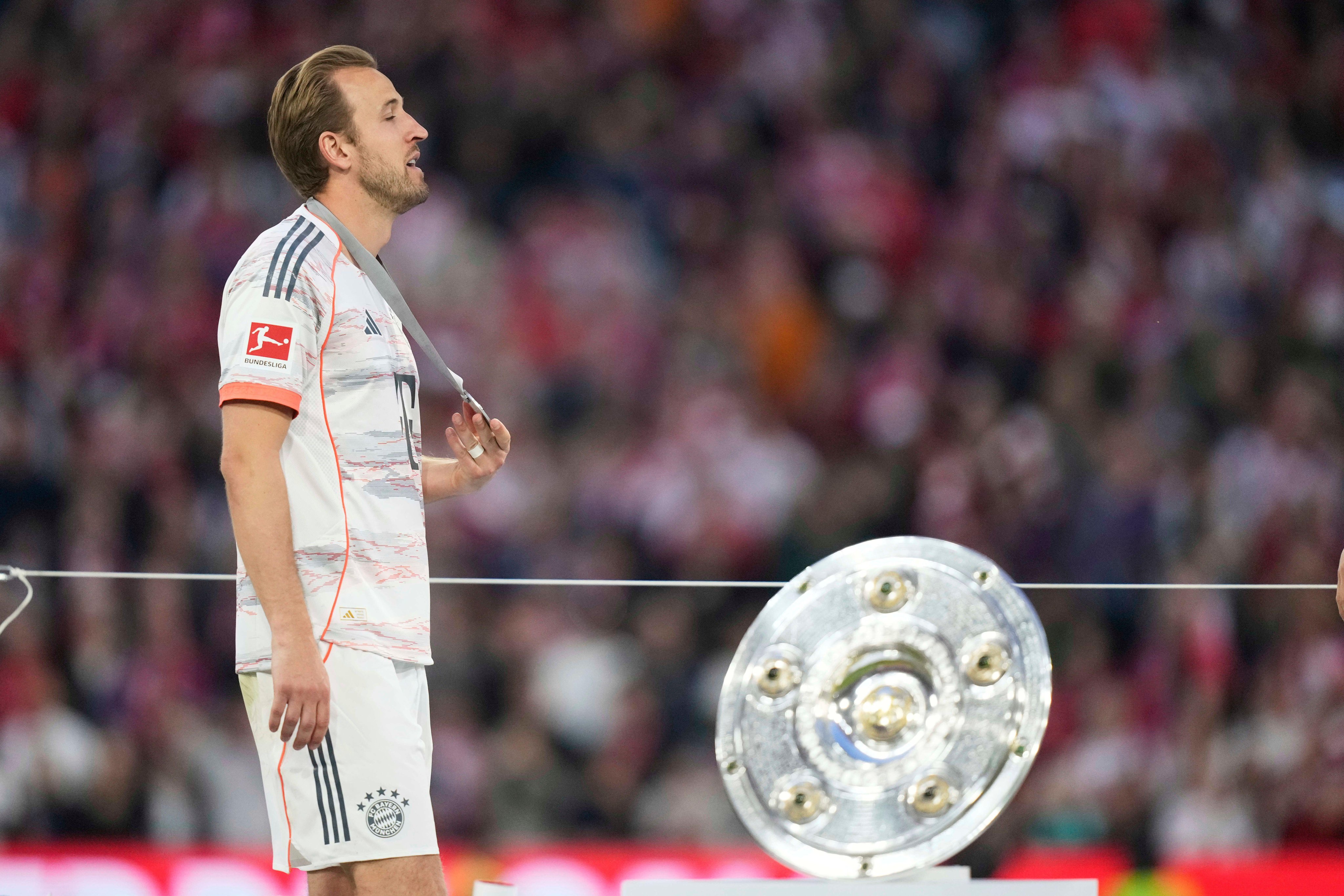 Album ảnh lễ trao chức vô địch của Bayern Munich: Muller tạm biệt người hâm mộ quê nhà với nụ cười; Kane cuối cùng cũng cầm được chiếc cúp vô địch đầu tiên
