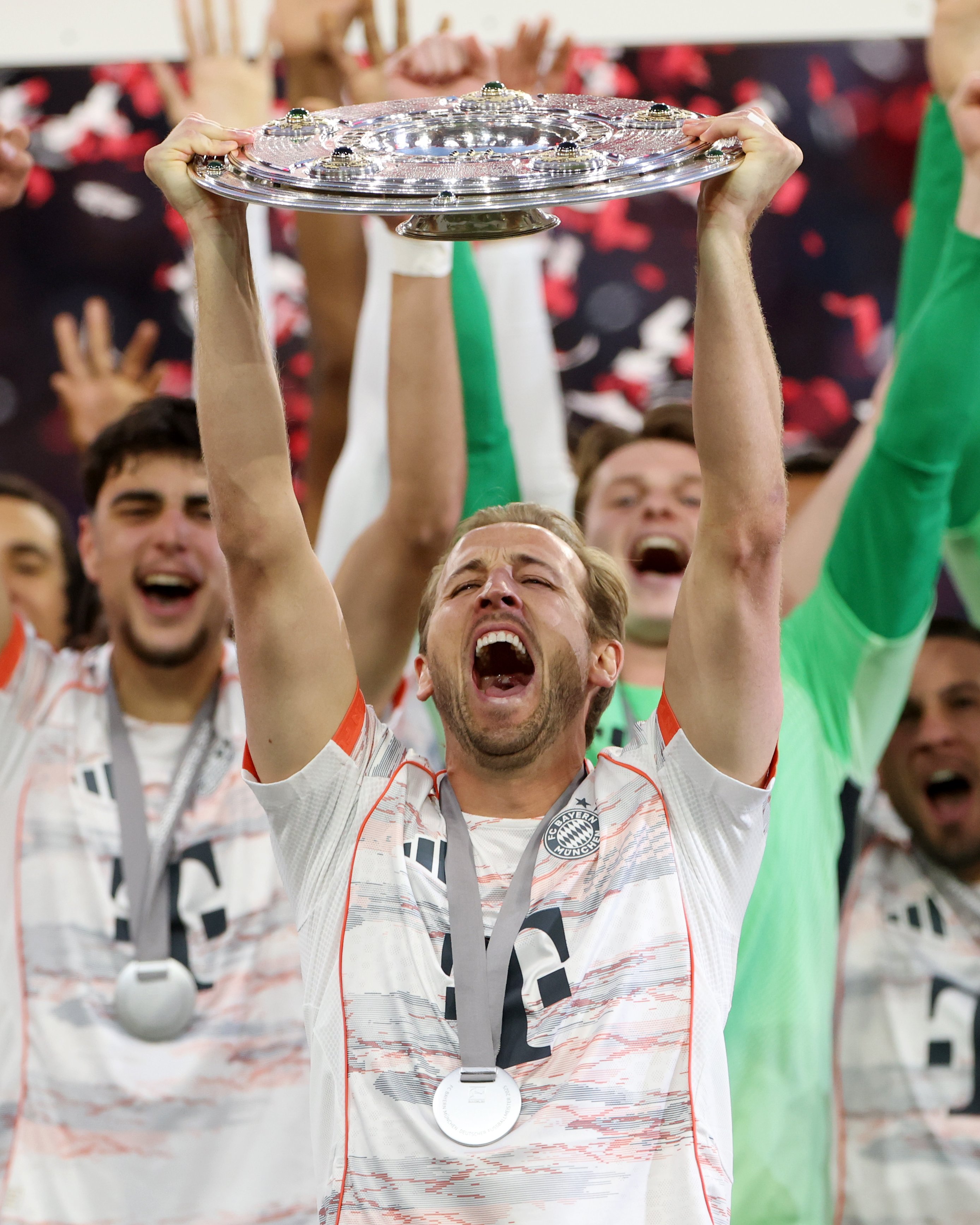 Album ảnh lễ trao chức vô địch của Bayern Munich: Muller tạm biệt người hâm mộ quê nhà với nụ cười; Kane cuối cùng cũng cầm được chiếc cúp vô địch đầu tiên