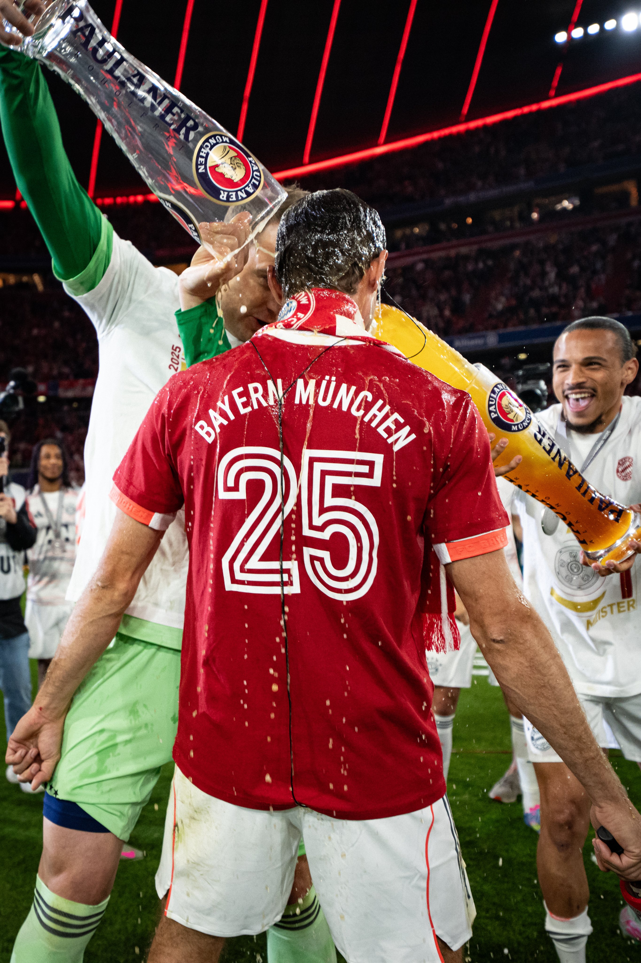 Album ảnh lễ trao chức vô địch của Bayern Munich: Muller tạm biệt người hâm mộ quê nhà với nụ cười; Kane cuối cùng cũng cầm được chiếc cúp vô địch đầu tiên