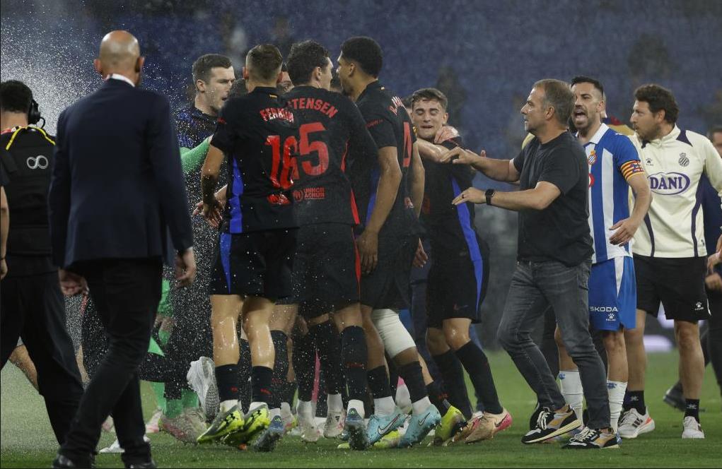 Truyền thông Tây Ban Nha: Flick đã dạy cho các cầu thủ Barcelona một bài học, ông đã cố gắng ngăn cản các cầu thủ ăn mừng trên sân