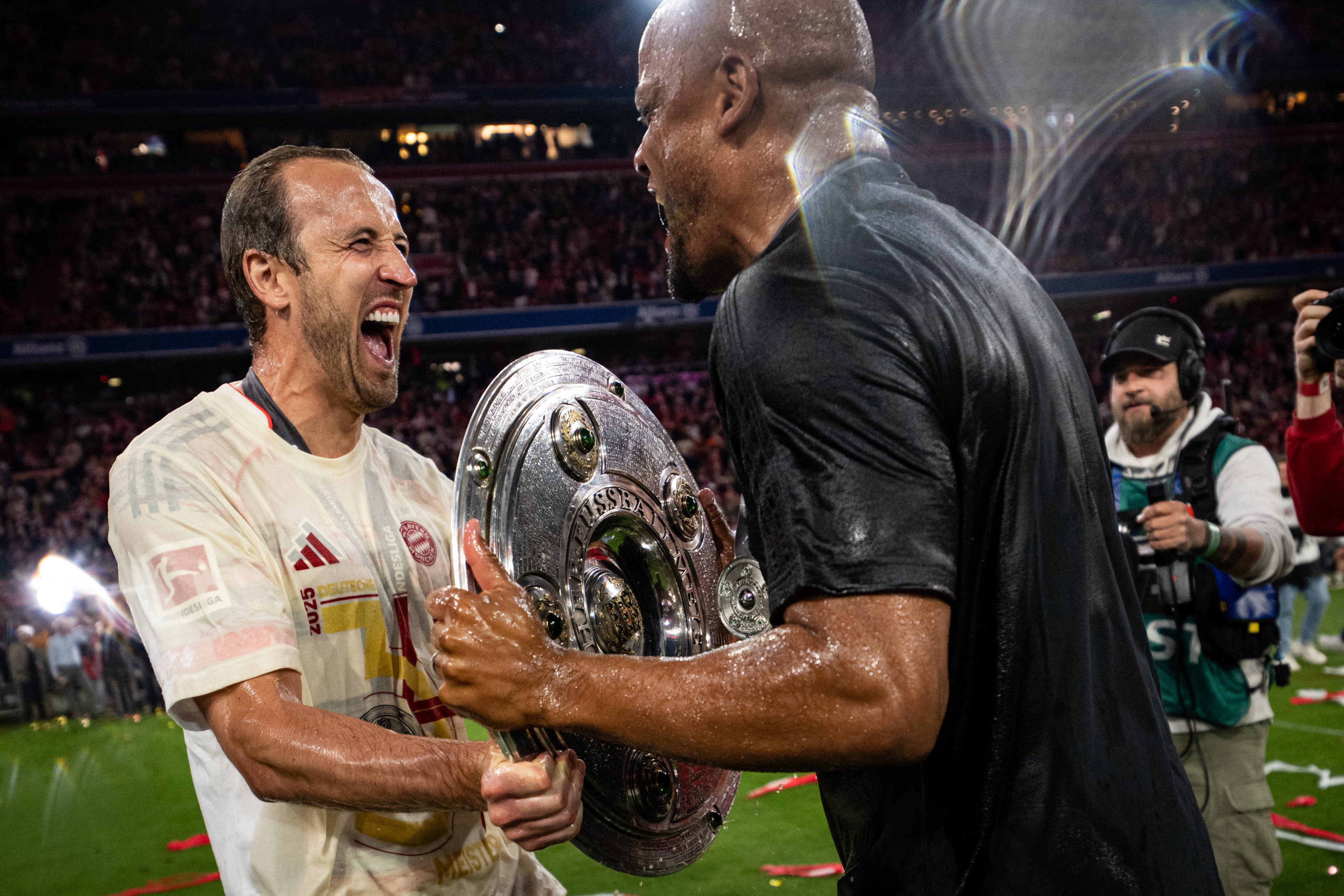 Album ảnh lễ trao chức vô địch của Bayern Munich: Muller tạm biệt người hâm mộ quê nhà với nụ cười; Kane cuối cùng cũng cầm được chiếc cúp vô địch đầu tiên