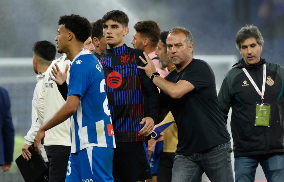 Truyền thông Tây Ban Nha: Flick đã dạy cho các cầu thủ Barcelona một bài học, ông đã cố gắng ngăn cản các cầu thủ ăn mừng trên sân Truyền thông Tây Ban Nha: Flick đã dạy cho các cầu thủ Barcelona một bài học, ông đã cố gắng ngăn cản các cầu thủ ăn mừng trên sân