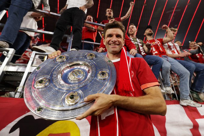 Album ảnh lễ trao chức vô địch của Bayern Munich: Muller tạm biệt người hâm mộ quê nhà với nụ cười; Kane cuối cùng cũng cầm được chiếc cúp vô địch đầu tiên
