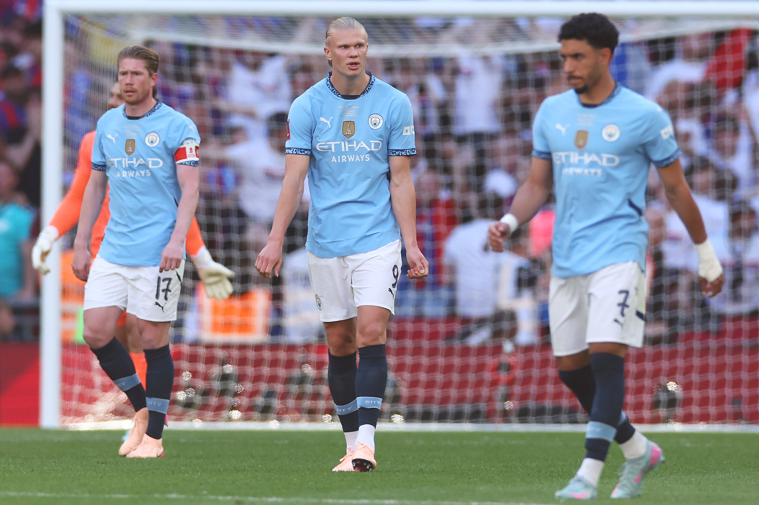 Sau khi thua trận chung kết FA Cup, Manchester City chỉ giành được Community Shield mùa giải này và vẫn chưa đảm bảo được suất tham dự Champions League.