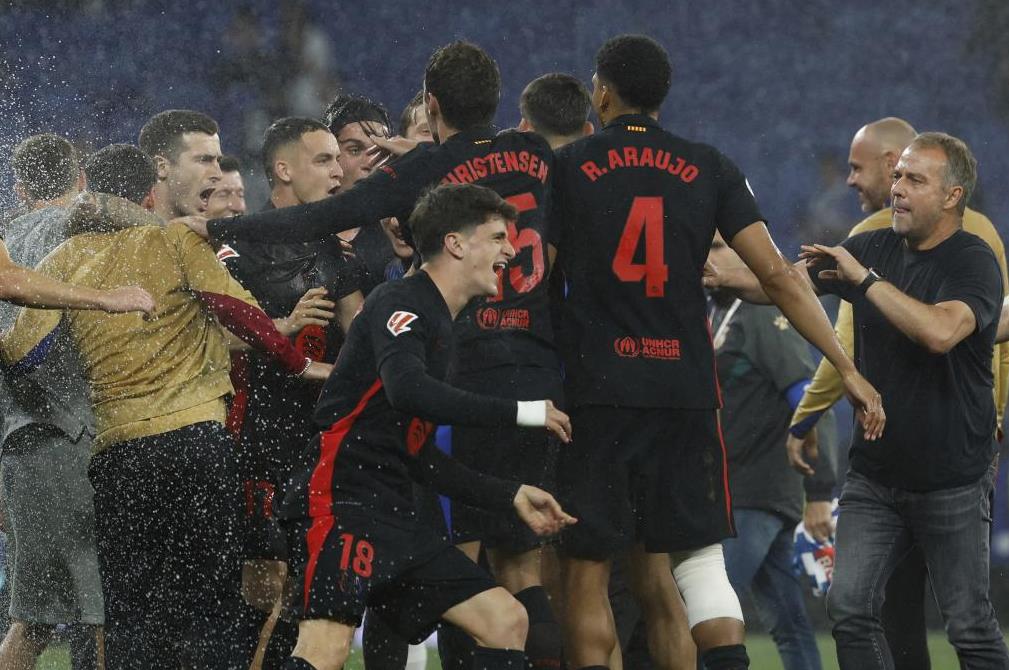 Truyền thông Tây Ban Nha: Flick đã dạy cho các cầu thủ Barcelona một bài học, ông đã cố gắng ngăn cản các cầu thủ ăn mừng trên sân Truyền thông Tây Ban Nha: Flick đã dạy cho các cầu thủ Barcelona một bài học, ông đã cố gắng ngăn cản các cầu thủ ăn mừng trên sân