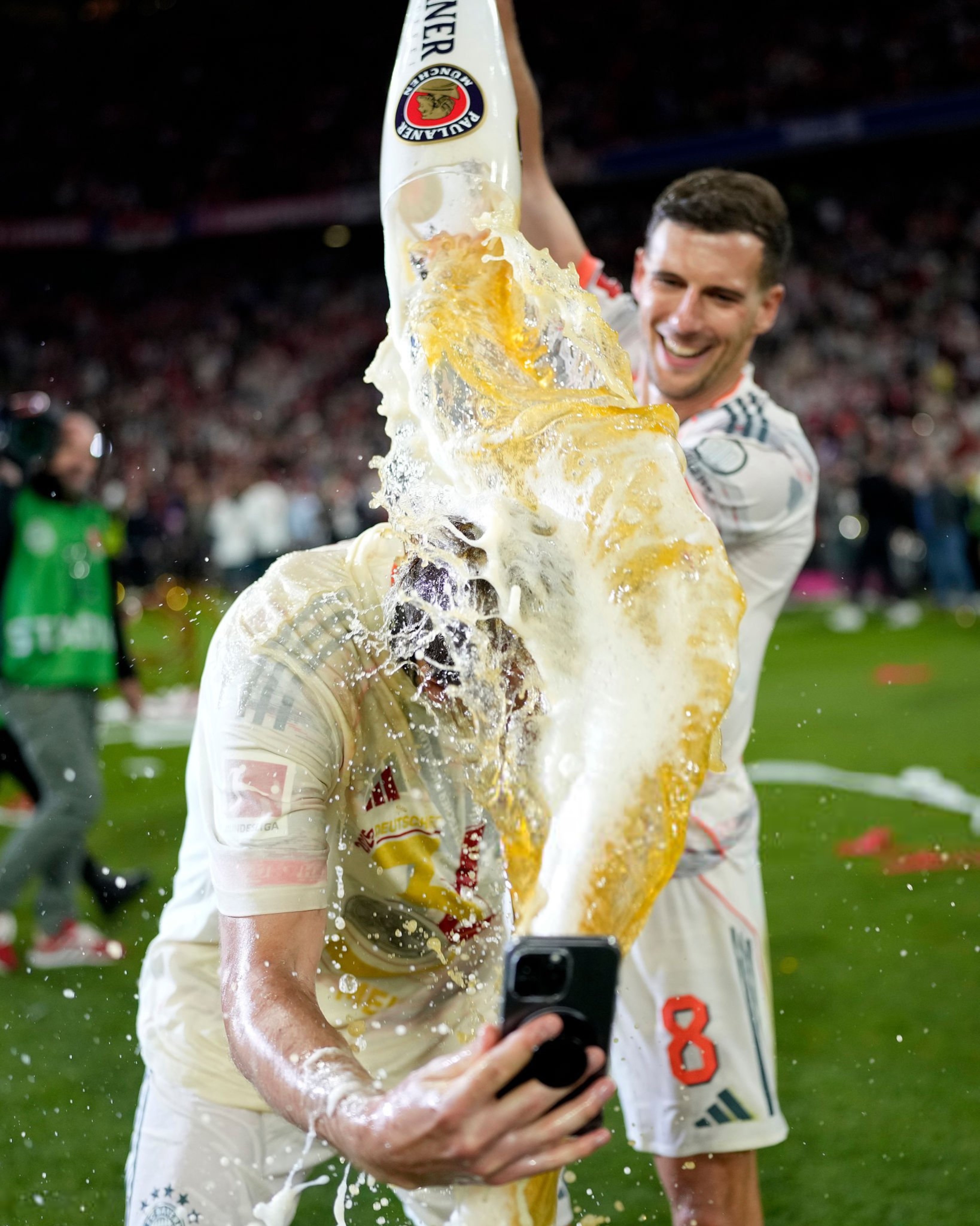 Album ảnh lễ trao chức vô địch của Bayern Munich: Muller tạm biệt người hâm mộ quê nhà với nụ cười; Kane cuối cùng cũng cầm được chiếc cúp vô địch đầu tiên