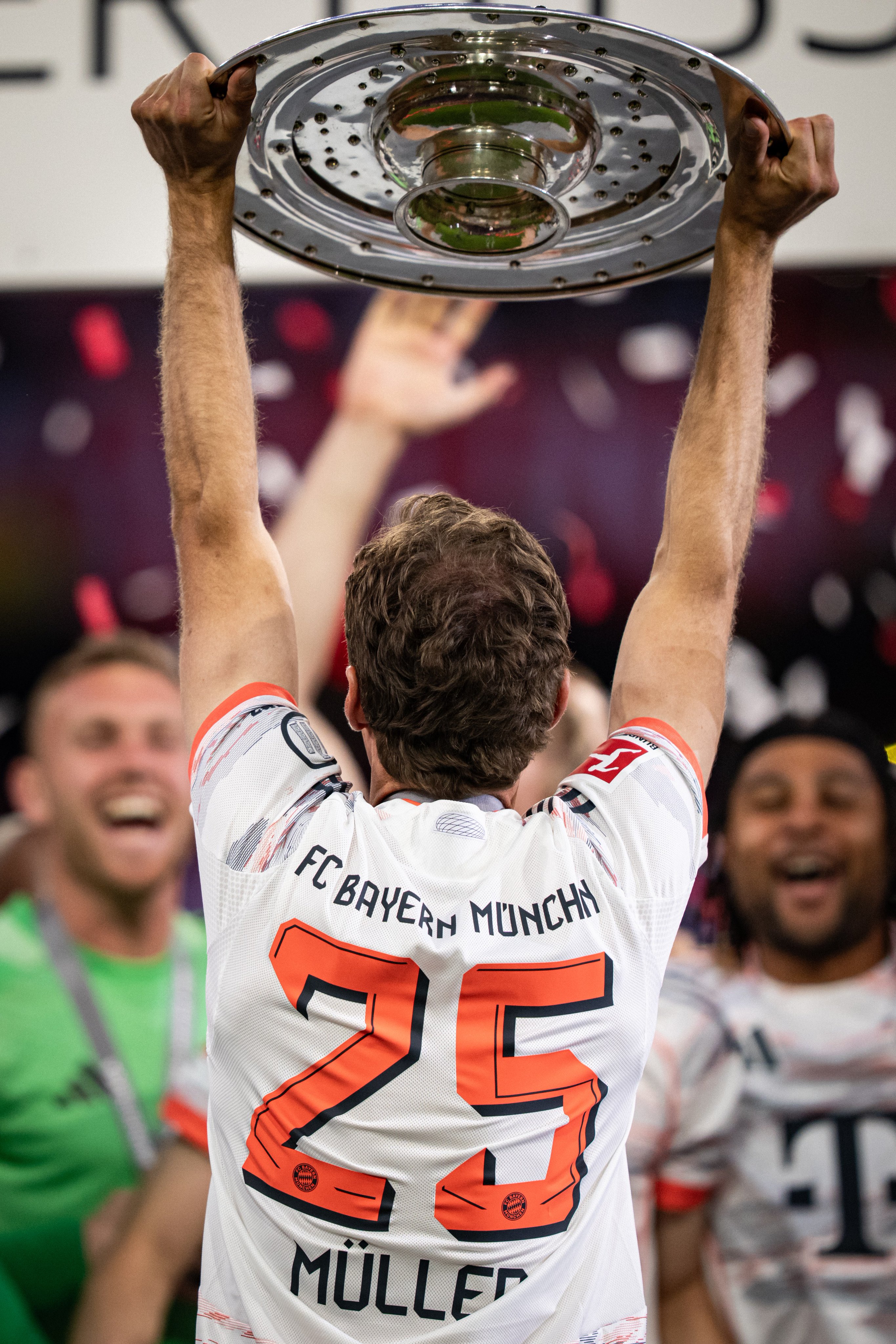 Album ảnh lễ trao chức vô địch của Bayern Munich: Muller tạm biệt người hâm mộ quê nhà với nụ cười; Kane cuối cùng cũng cầm được chiếc cúp vô địch đầu tiên