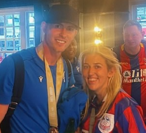 Thủ môn Jordan Henderson của Crystal Palace chi 1.000 bảng Anh cho người hâm mộ sau trận đấu tại quán rượu