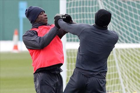 Idrissa Gueye vs Michael Keane và những vụ gà nhà đá nhau tai tiếng trên sân cỏ 11