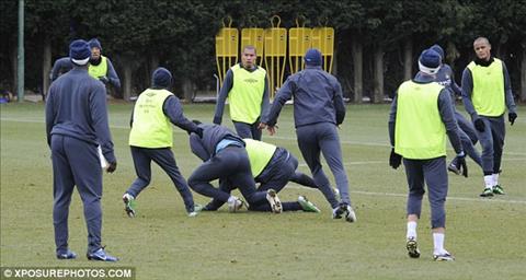 Idrissa Gueye vs Michael Keane và những vụ gà nhà đá nhau tai tiếng trên sân cỏ 12