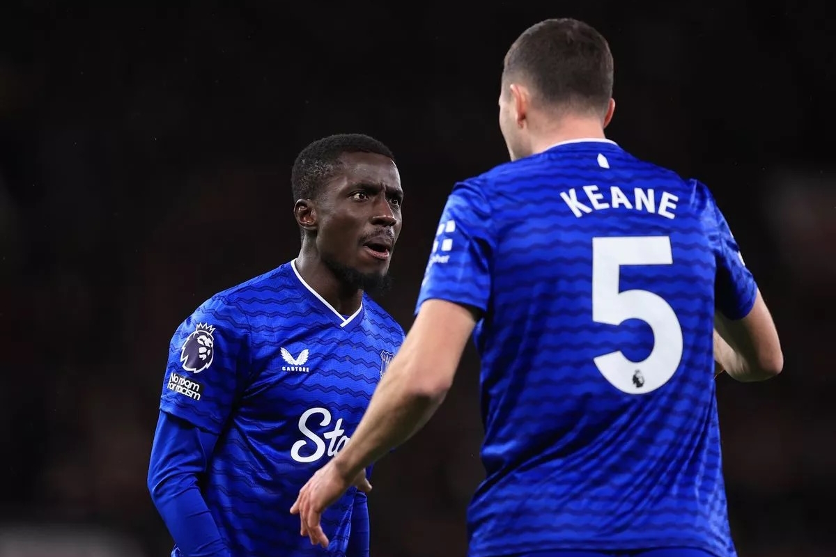 Gueye nhan the do vi danh dong doi