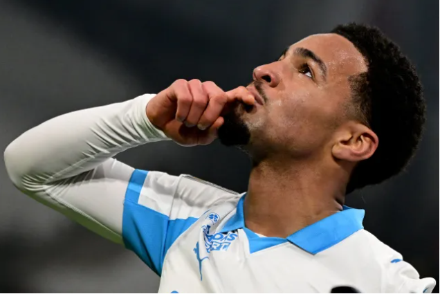 Ethan Nwaneri nhan mua loi khen sau man ra mat an tuong